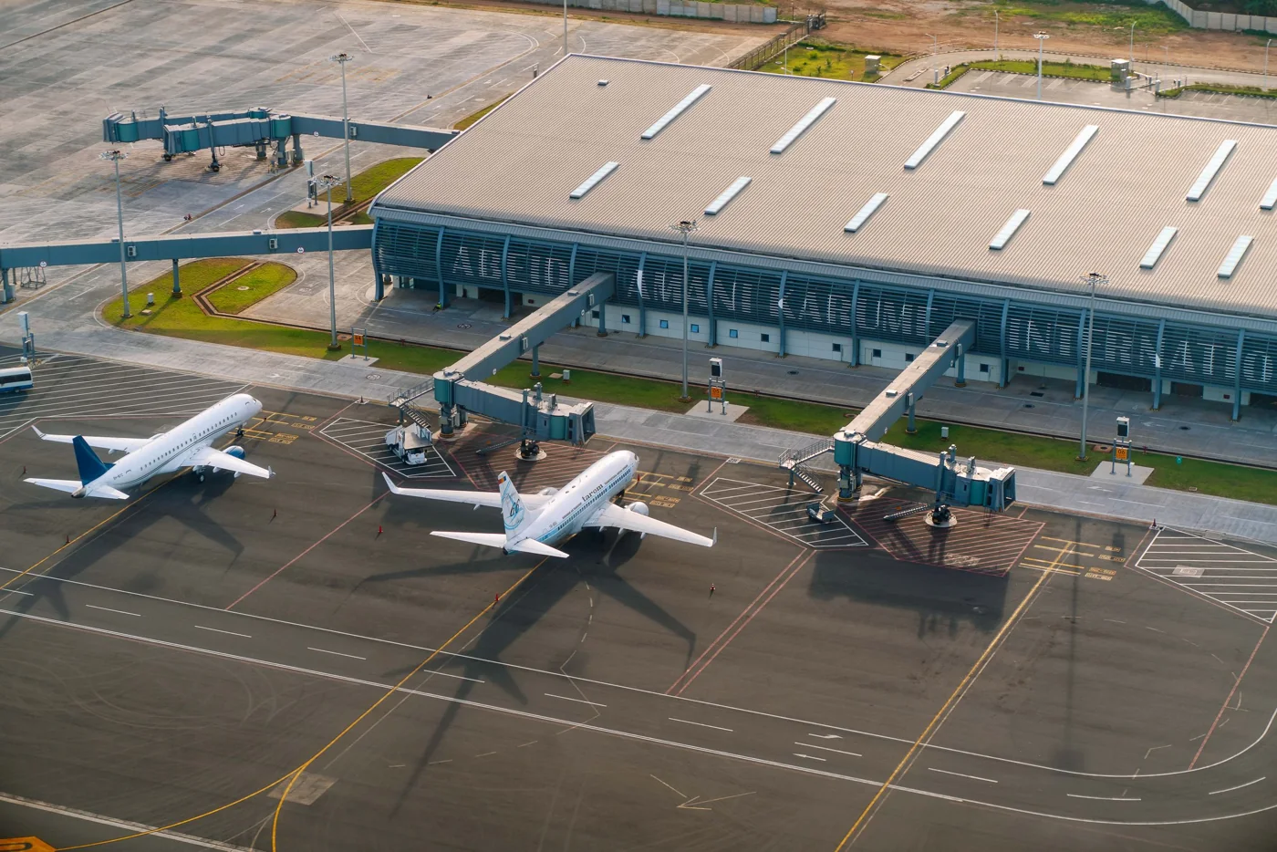 Aircraft and airport infrastructure
